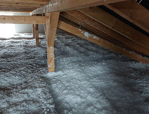 Zateplení stropu novostavby se sedlovou střechou